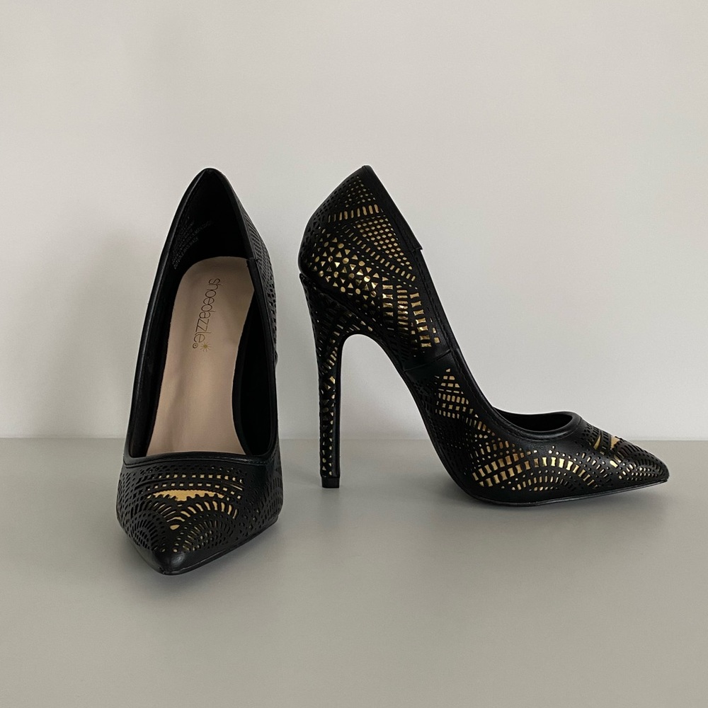 Shoedazzle “Dianita” Black & Gold Laser Cut 4.5” Heels w Pointed Toe, Size 6